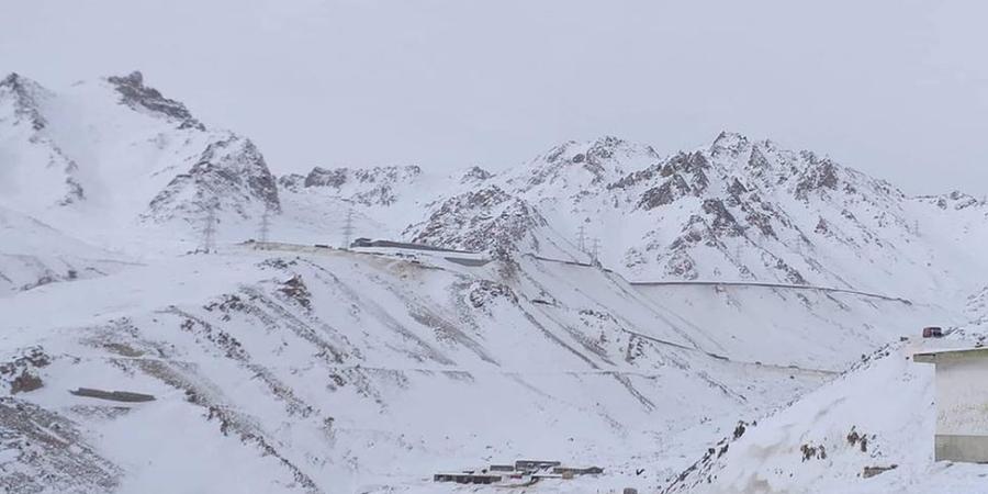 عکسی از کوه های هندوکش محل عبور  شاهراه سالنگ 