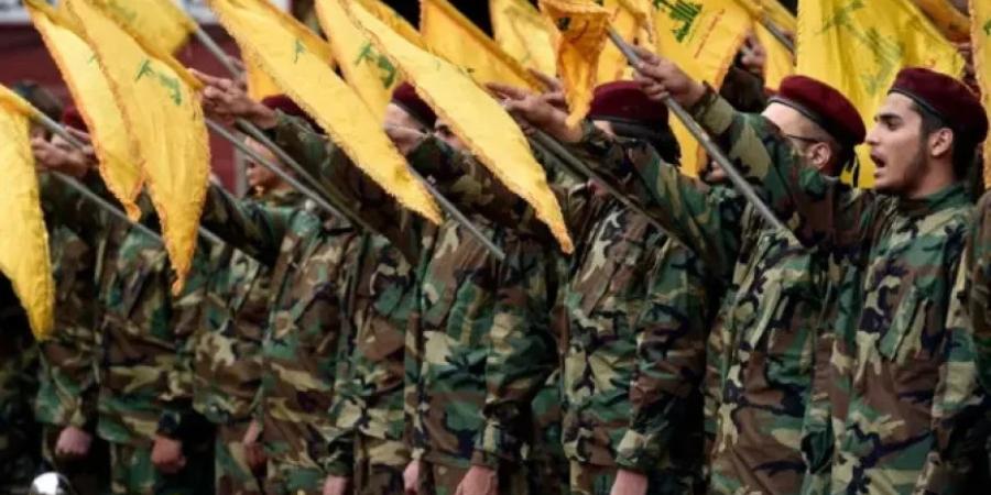 Hezbollah soldiers prade